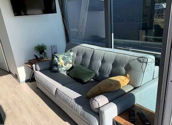 Stilvoll eingerichtetes Wohnzimmer im Ferienhaus in Monnickendam, ideal fuer einen erholsamen Aufenthalt an der IJsselmeerkueste, Nordholland.