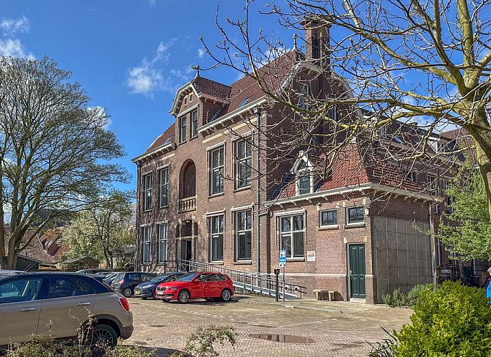 Groot Weeshuis vakantiehuis in Enkhuizen, Noord-Holland, met historische gevel en zonnige omgeving aan de IJsselmeerkust.