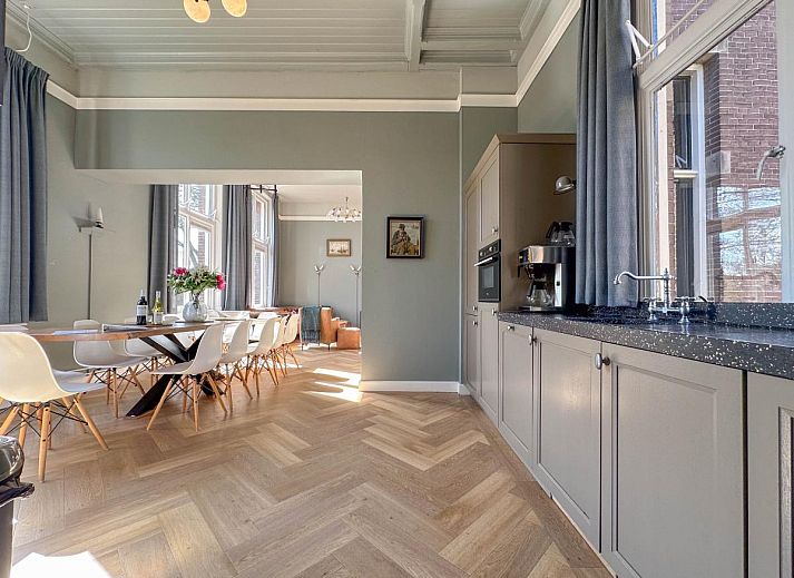 Groot Weeshuis vakantiehuis in Enkhuizen, Noord-Holland, met historische gevel en zonnige omgeving aan de IJsselmeerkust.