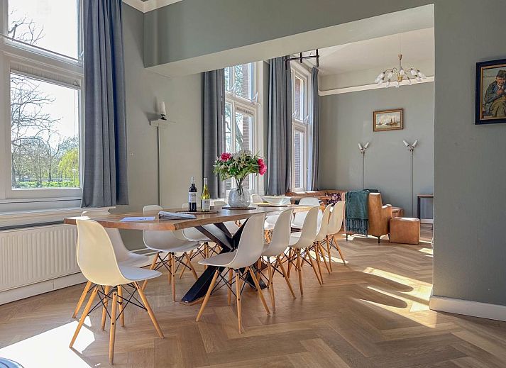 Groot Weeshuis vakantiehuis in Enkhuizen, Noord-Holland, met historische gevel en zonnige omgeving aan de IJsselmeerkust.