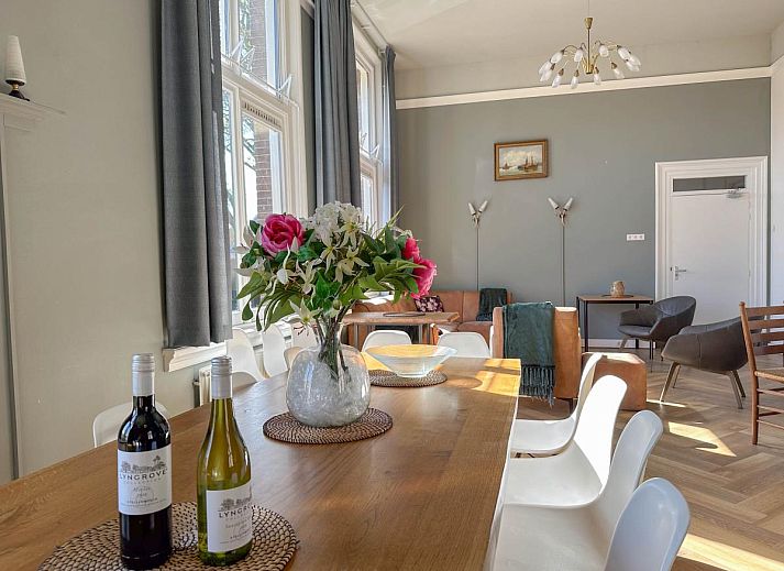 Lichte woonkamer van Groot Weeshuis vakantiehuis in Enkhuizen, Noord-Holland met ruime zithoek en grote ramen met uitzicht op de natuur.