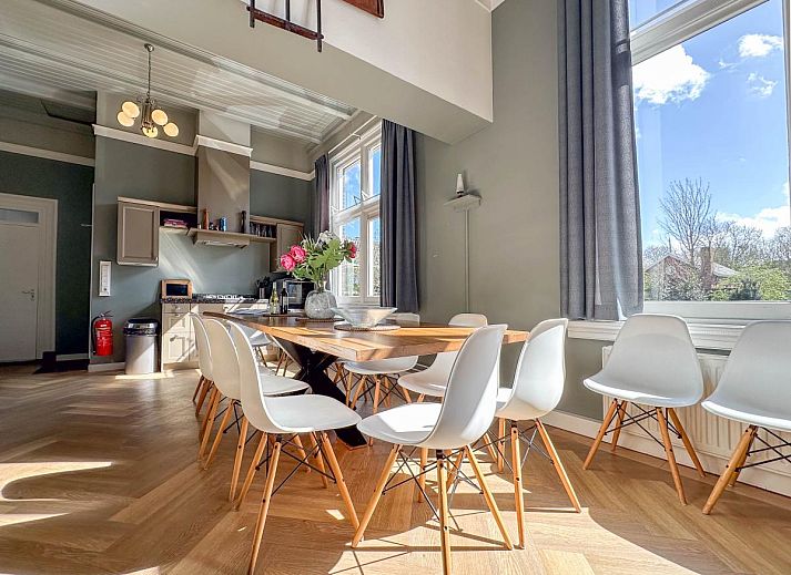 Lichte woonkamer van Groot Weeshuis vakantiehuis in Enkhuizen, Noord-Holland met ruime zithoek en grote ramen met uitzicht op de natuur.