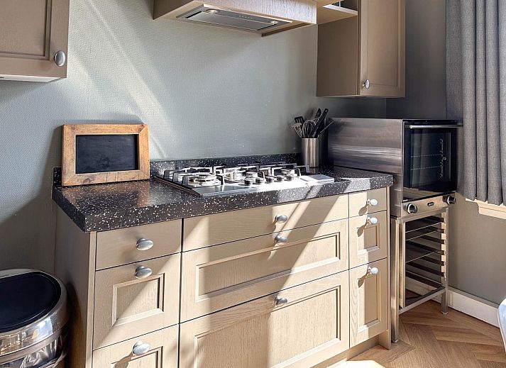 Stijlvolle keuken en eetkamer in vakantiehuis Groot Weeshuis, Enkhuizen, Noord-Holland, met ruime inrichting en veel natuurlijk licht.