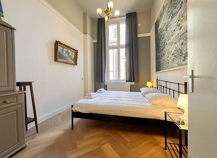 Stijlvolle keuken en eetkamer in vakantiehuis Groot Weeshuis, Enkhuizen, Noord-Holland, met ruime inrichting en veel natuurlijk licht.