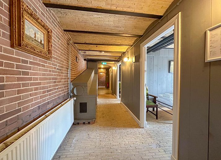 Gezellige eetkamer in vakantiehuis Groot Weeshuis, Enkhuizen, met ruime tafel en veel natuurlijk licht, gelegen aan de IJsselmeerkust, Noord-Holland.