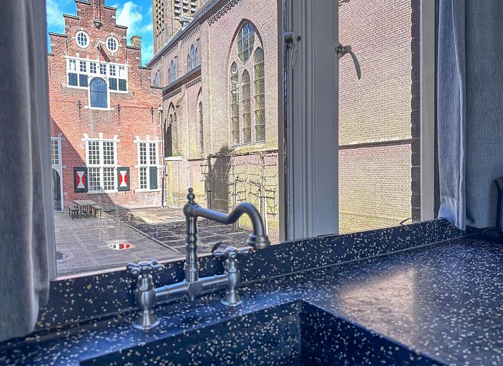 Gemuetliches Esszimmer im Weeshuis Groot, einem Ferienhaus in Enkhuizen an der IJsselmeerkueste.