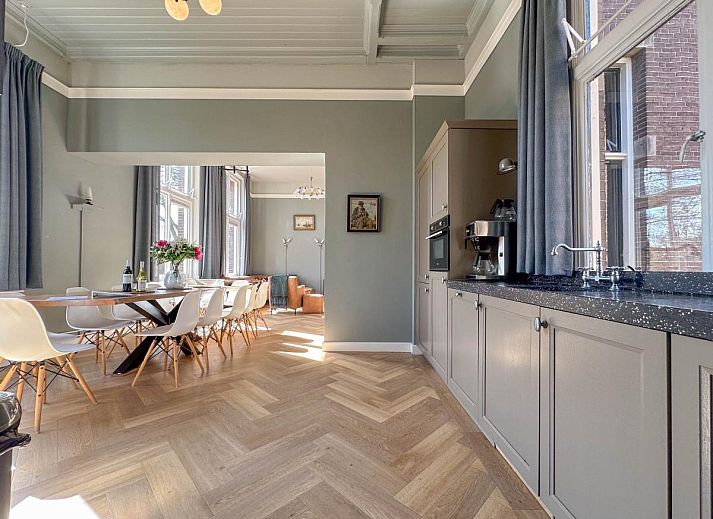 Gemuetliches Esszimmer im Weeshuis Groot, einem Ferienhaus in Enkhuizen an der IJsselmeerkueste.