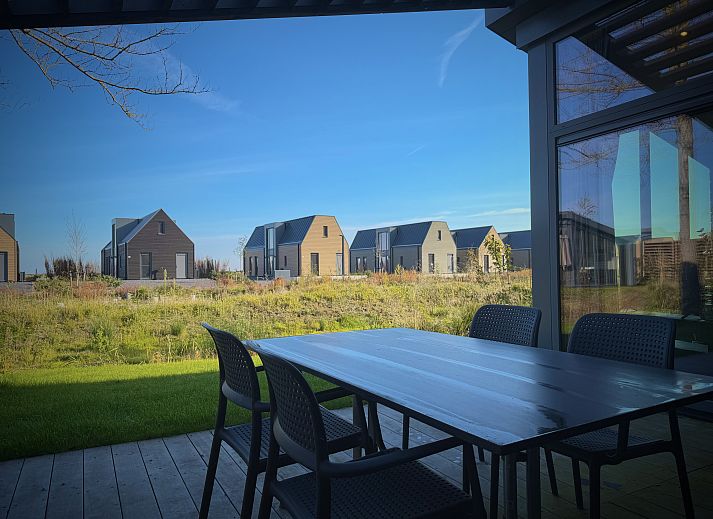 Enjoy the modern veranda of this detached house in Enkhuizen, ideal for a relaxing stay on the IJsselmeer coast in North Holland.