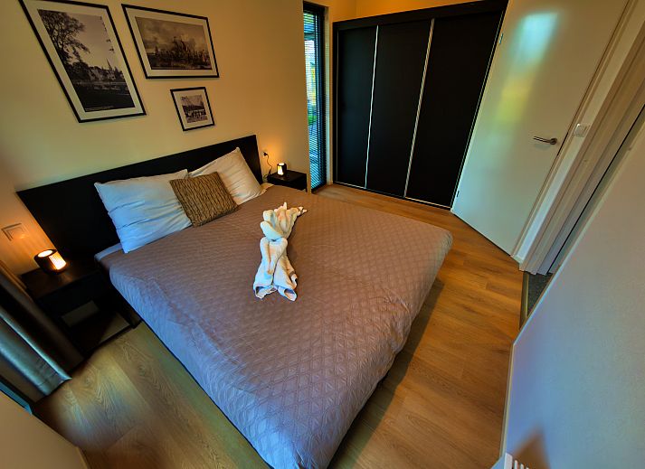 Enjoy the modern veranda of this detached house in Enkhuizen, ideal for a relaxing stay on the IJsselmeer coast in North Holland.