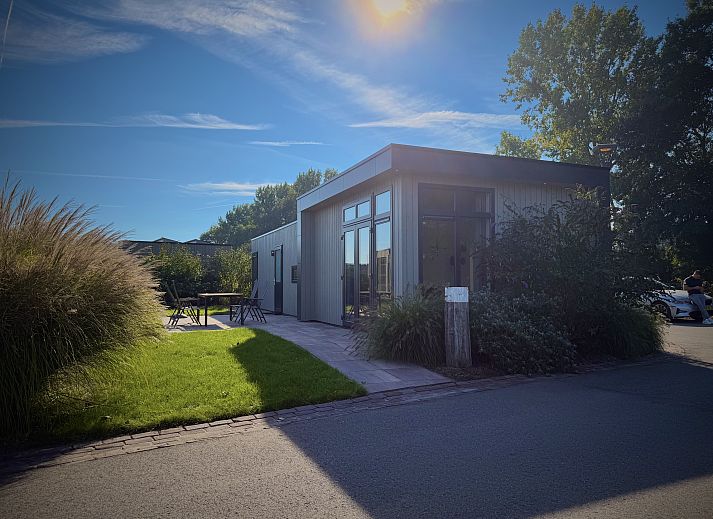 Genieen Sie die Sonne auf der Terrasse des freistehenden Hauses in Enkhuizen, das an der Kste des IJsselmeers in Nordholland liegt.