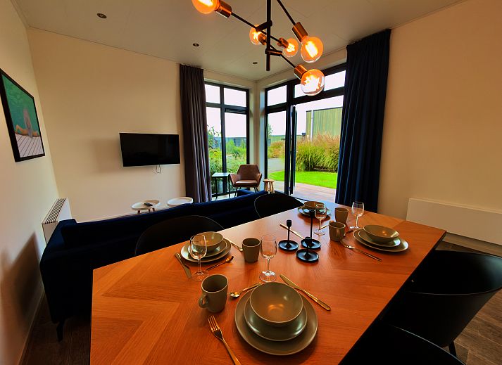 Genieen Sie die Sonne auf der Terrasse des freistehenden Hauses in Enkhuizen, das an der Kste des IJsselmeers in Nordholland liegt.