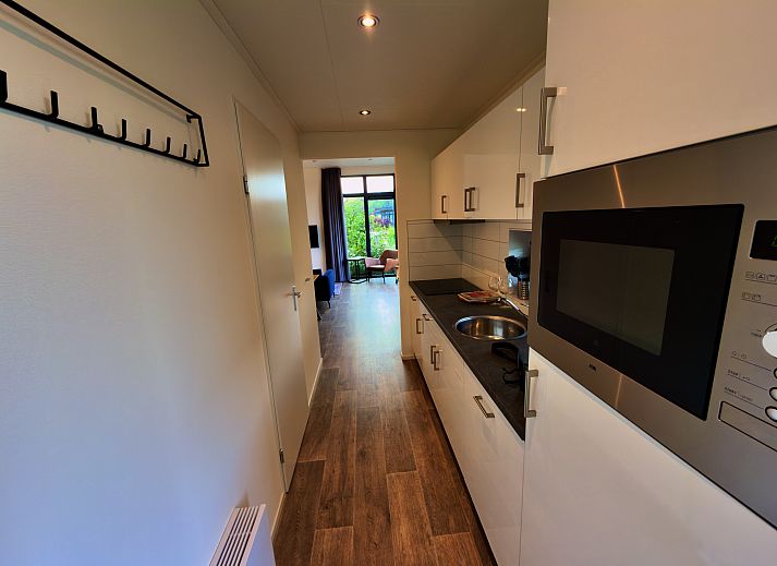 Freistehendes Haus in Enkhuizen mit sonniger Terrasse, an der Kste des IJsselmeers in Nordholland gelegen, umgeben von grner Natur.