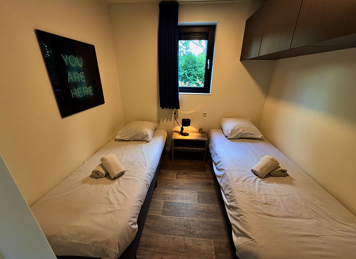 Gemtliches Wohnzimmer eines freistehenden Hauses in Enkhuizen, Ferienhaus an der IJsselmeerkste, Nordholland, mit moderner Einrichtung und Gartenblick.