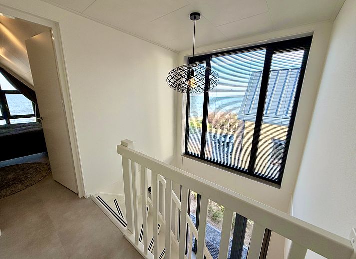 Genieen Sie die Sonne auf der Veranda des freistehenden Hauses in Enkhuizen, einem Ferienhaus an der Kste des IJsselmeers in Nordholland.