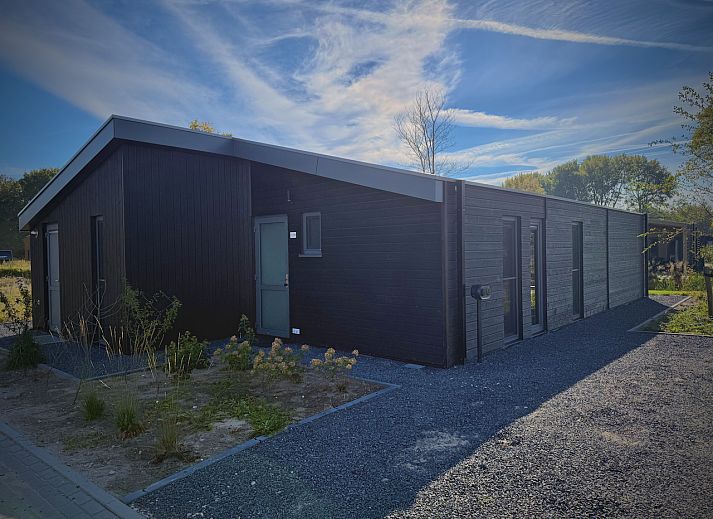 Detached house in Enkhuizen with a modern look, located on the IJsselmeer coast in North Holland. Enjoy peace and nature in this vacation home.