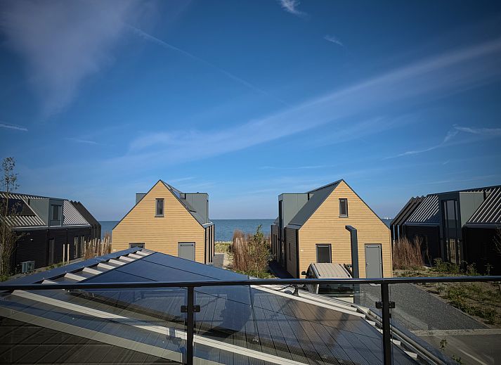 Detached house in Enkhuizen with a modern look, located on the IJsselmeer coast in North Holland. Enjoy peace and nature in this vacation home.