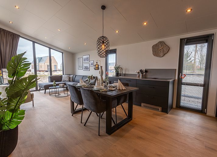 Stijlvolle buitenruimte van Chalet in Enkhuizen, vakantiehuis aan de IJsselmeerkust, Noord-Holland.