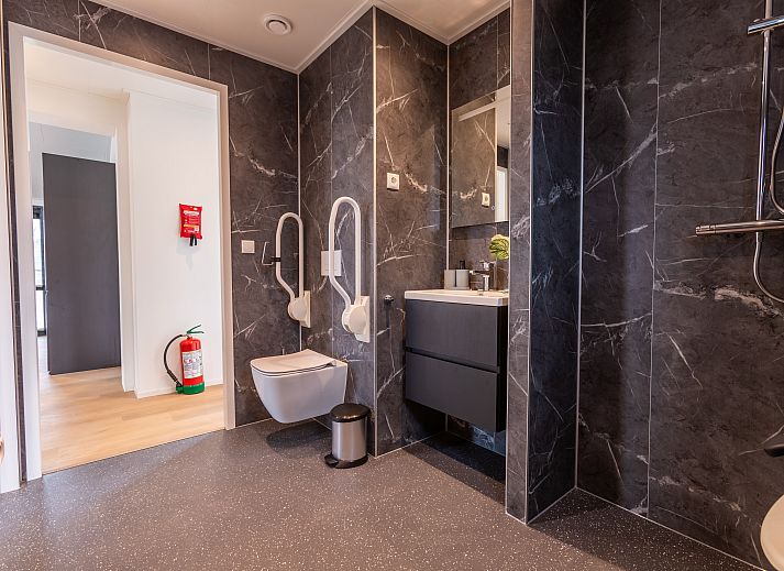 Gezellige woonkamer van Chalet in Enkhuizen, vakantiehuis aan de IJsselmeerkust, Noord-Holland.
