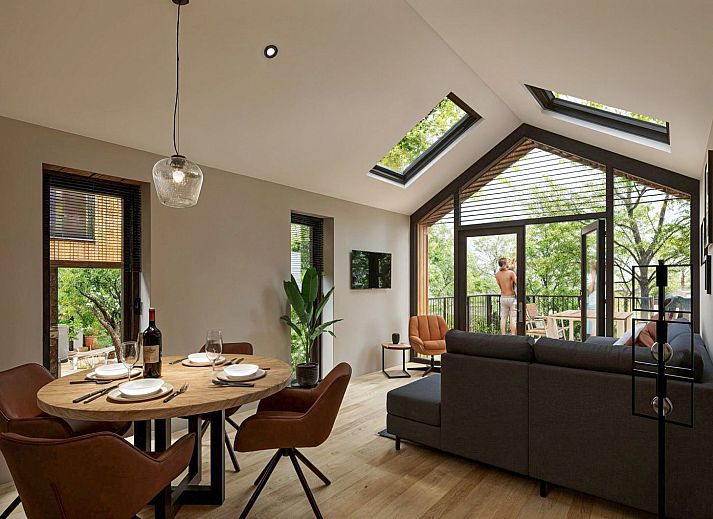 Freistehendes Haus in Enkhuizen, Nordholland, umgeben von grner Natur mit Terrasse und Rutsche fr einen entspannten Urlaub.