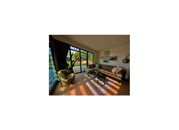 Freistehendes Haus in Enkhuizen, ein Ferienhaus an der Kste des IJsselmeers in Nordholland, umgeben von einem natrlichen Garten und blauem Himmel.