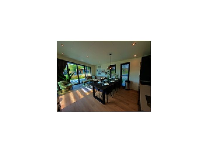 Freistehendes Haus in Enkhuizen, ein Ferienhaus an der Kste des IJsselmeers in Nordholland, umgeben von einem natrlichen Garten und blauem Himmel.