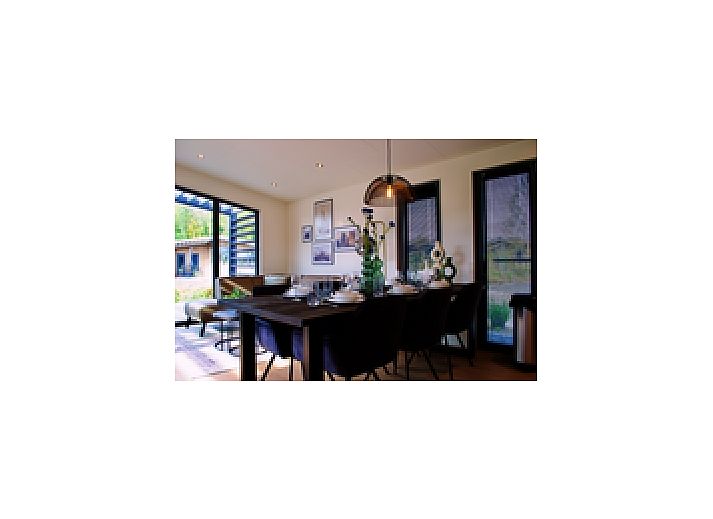 Freistehendes Haus in Enkhuizen, ein Ferienhaus an der Kste des IJsselmeers in Nordholland, umgeben von einem natrlichen Garten und blauem Himmel.