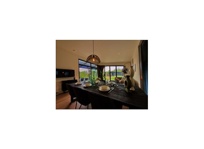 Gemtliches Wohnzimmer im freistehenden Haus in Enkhuizen mit Blick auf die grne Umgebung der IJsselmeerkste in Nordholland.