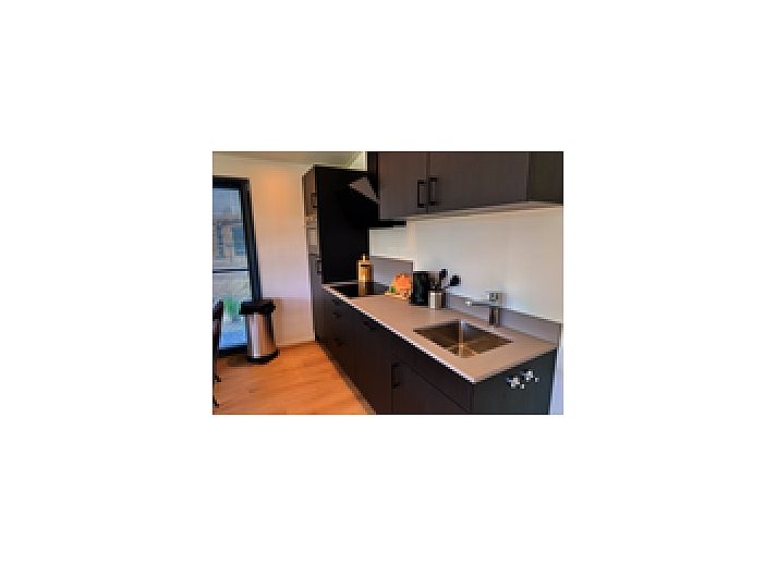 Gemtliches Wohnzimmer im freistehenden Haus in Enkhuizen mit Blick auf die grne Umgebung der IJsselmeerkste in Nordholland.