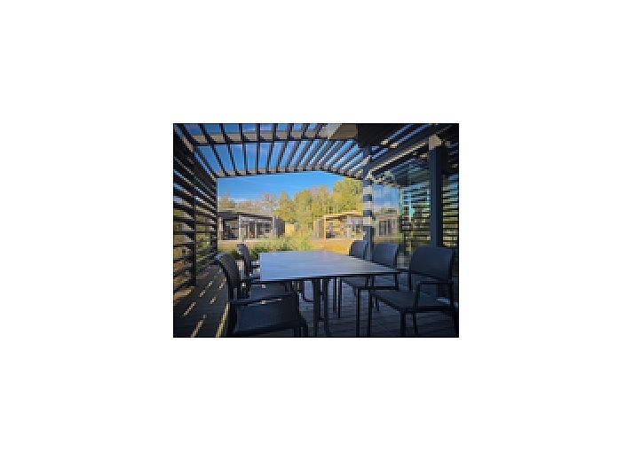 Gemtliches Wohnzimmer im freistehenden Haus in Enkhuizen mit Blick auf die grne Umgebung der IJsselmeerkste in Nordholland.