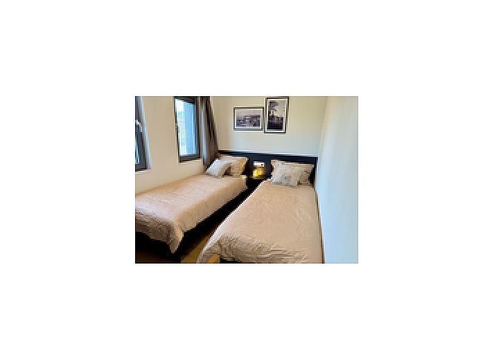 Gemtliches Wohnzimmer im freistehenden Haus in Enkhuizen mit Blick auf die grne Umgebung der IJsselmeerkste in Nordholland.