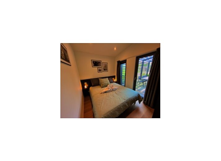 Veranda des Einfamilienhauses in Enkhuizen, Nordholland, mit Blick auf die grne Umgebung und den modernen Auenbereich.