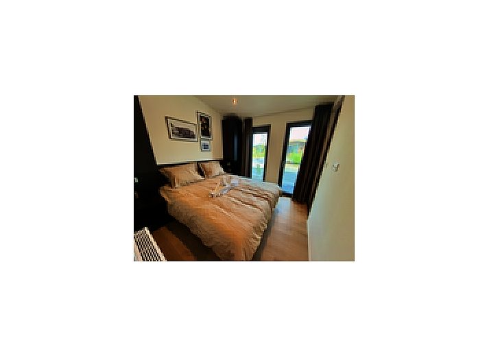 Veranda des Einfamilienhauses in Enkhuizen, Nordholland, mit Blick auf die grne Umgebung und den modernen Auenbereich.