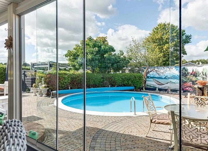 Kleiner Dynastie-Bungalow mit sonniger Veranda in Hoorn, IJsselmeerkueste, Nordholland.