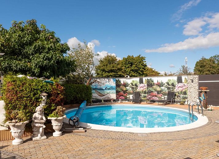 Kleiner Dynastie-Bungalow mit sonniger Veranda in Hoorn, IJsselmeerkueste, Nordholland.