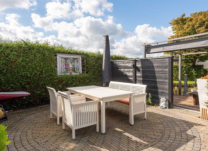 Kleiner Dynastie-Bungalow mit sonniger Veranda in Hoorn, IJsselmeerkueste, Nordholland.