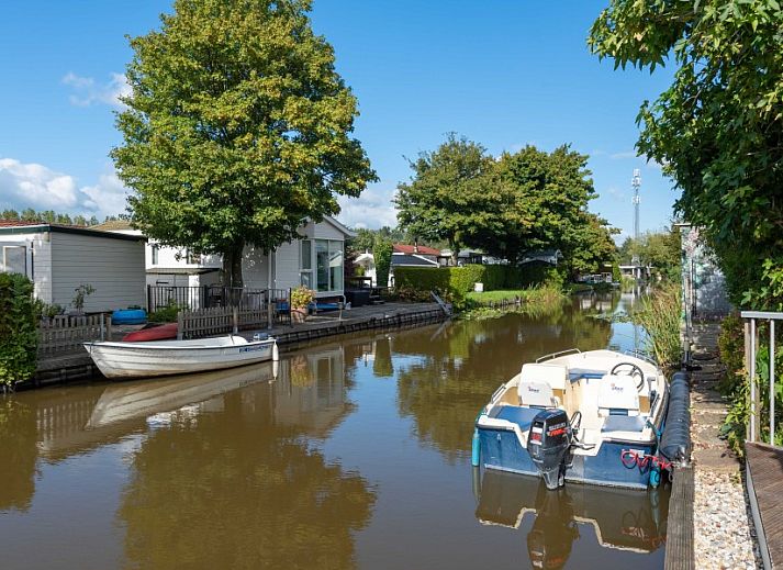 Terrasse mit Schwimmbad im Ferienhaus Klein Dynasty in Hoorn, IJsselmeerkueste, Nordholland.