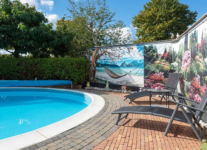 Terrasse mit Schwimmbad im Ferienhaus Klein Dynasty in Hoorn, IJsselmeerkueste, Nordholland.