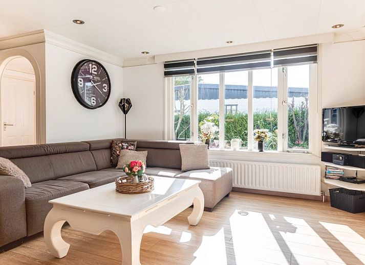 Terrasse mit Schwimmbad im Ferienhaus Klein Dynasty in Hoorn, IJsselmeerkueste, Nordholland.