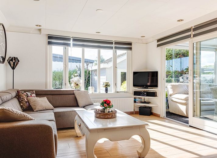 Terrasse mit Schwimmbad im Ferienhaus Klein Dynasty in Hoorn, IJsselmeerkueste, Nordholland.