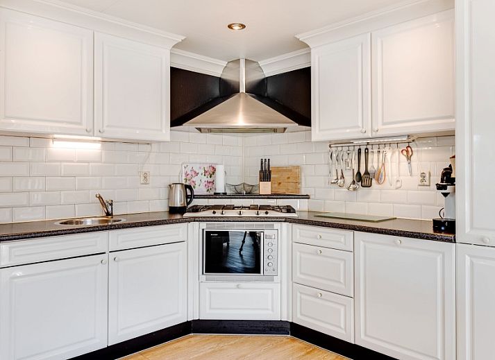 Terrasse mit Schwimmbad im Ferienhaus Klein Dynasty in Hoorn, IJsselmeerkueste, Nordholland.