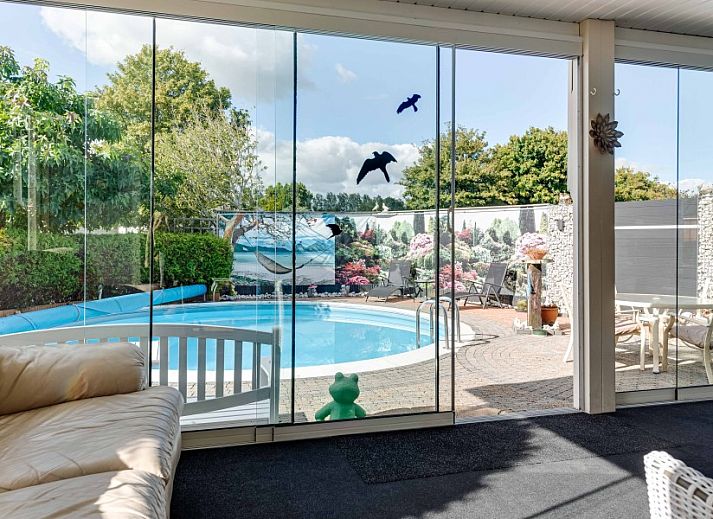 Innenraum mit Blick auf den Pool im Klein Dynasty Bungalow in Hoorn, Nordholland.