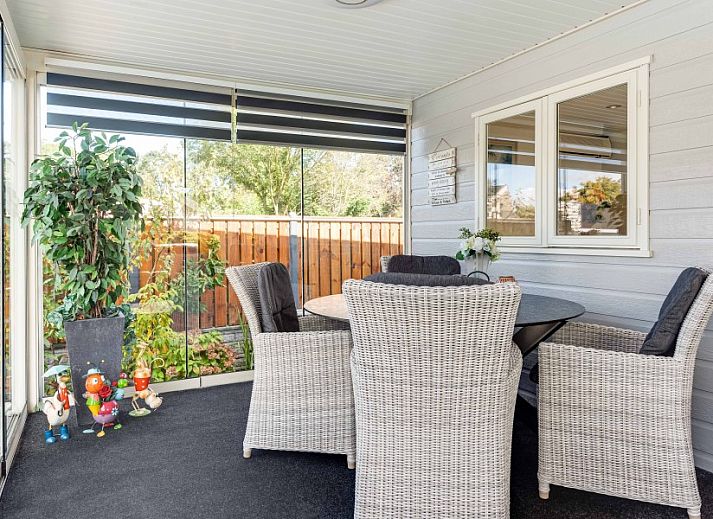 Innenraum mit Blick auf den Pool im Klein Dynasty Bungalow in Hoorn, Nordholland.