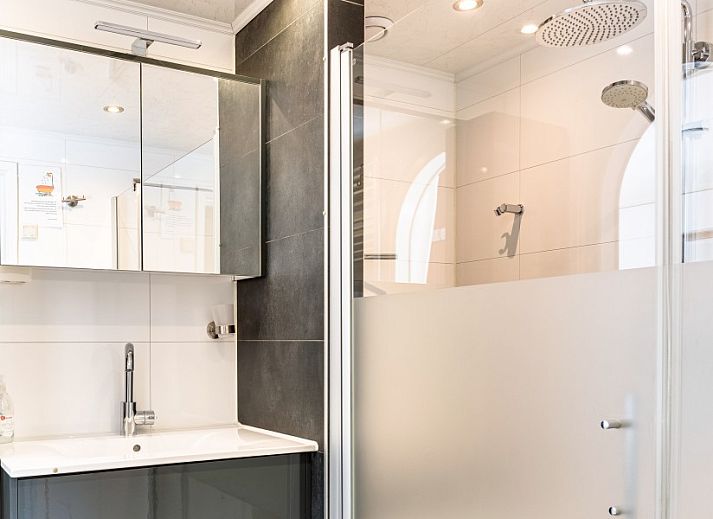 Innenraum mit Blick auf den Pool im Klein Dynasty Bungalow in Hoorn, Nordholland.