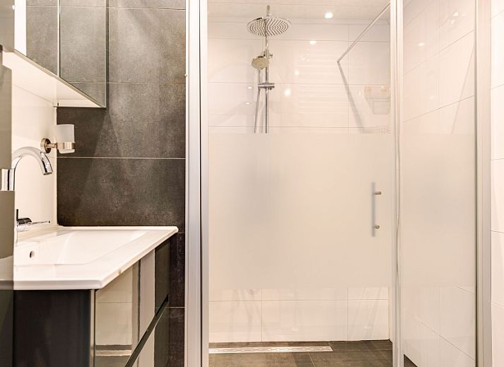 Innenraum mit Blick auf den Pool im Klein Dynasty Bungalow in Hoorn, Nordholland.