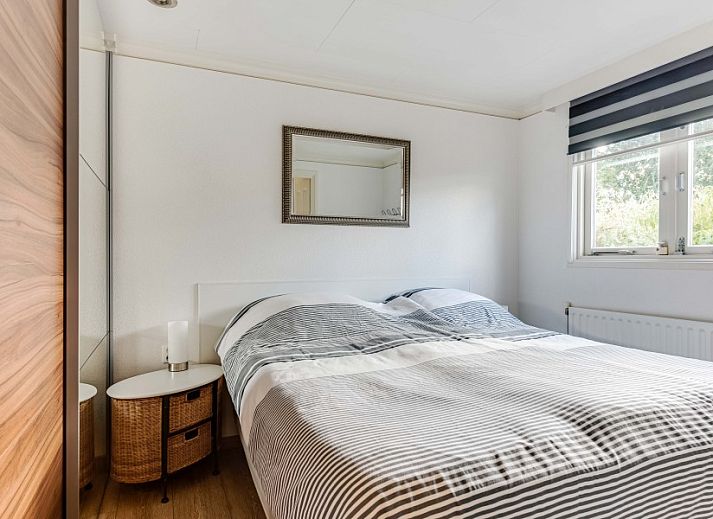 Innenraum mit Blick auf den Pool im Klein Dynasty Bungalow in Hoorn, Nordholland.