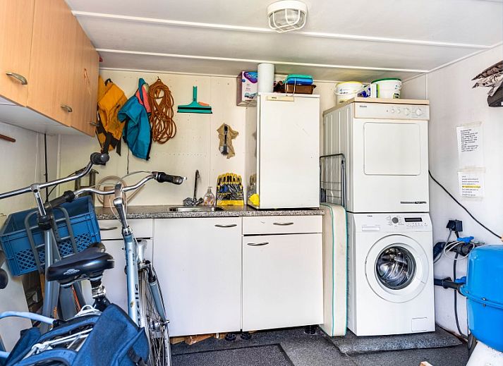 Schwimmbad im Gruenen im Ferienhaus Klein Dynasty in Hoorn, IJsselmeerkueste.