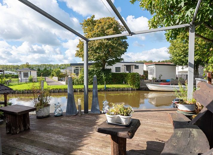 Schwimmbad im Gruenen im Ferienhaus Klein Dynasty in Hoorn, IJsselmeerkueste.