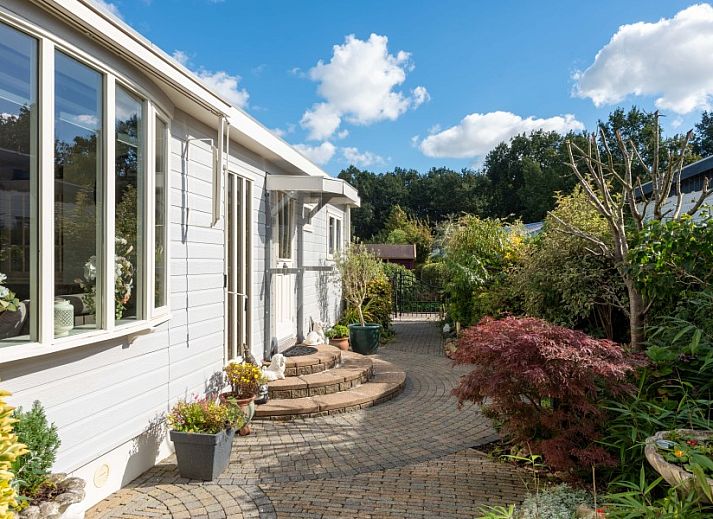 Gemuetliche Terrasse mit Gartenmoebeln im Bungalow Klein Dynasty in Hoorn, Nordholland.