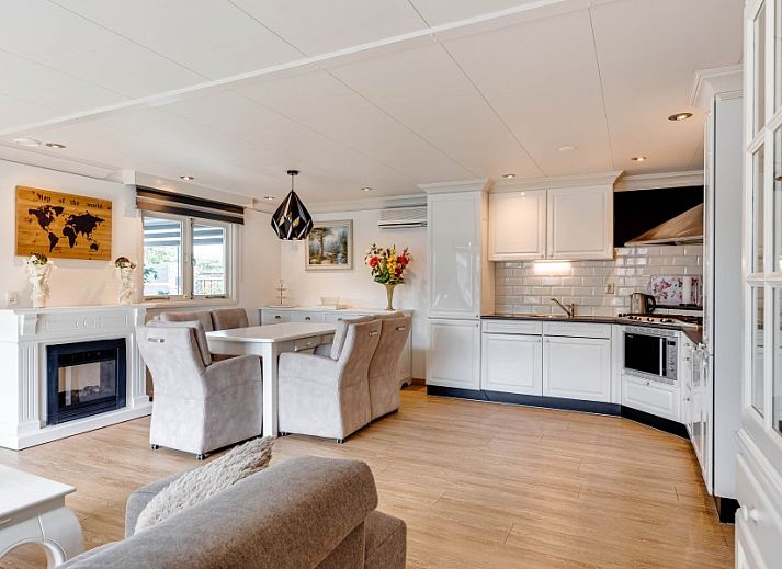 Gemuetliche Terrasse mit Gartenmoebeln im Bungalow Klein Dynasty in Hoorn, Nordholland.