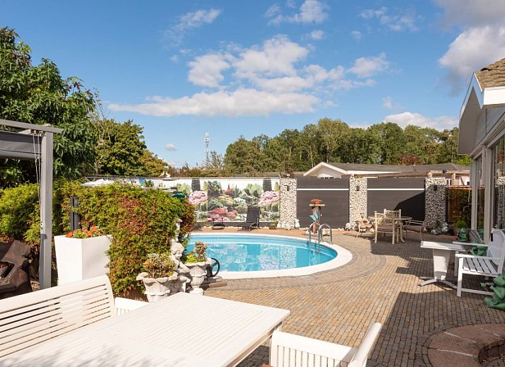 Gemuetliche Terrasse mit Gartenmoebeln im Bungalow Klein Dynasty in Hoorn, Nordholland.